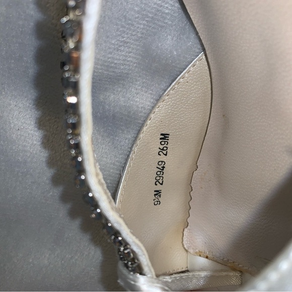 Touch Ups white satin thong kitten heel rhinestone strap size 9.5 Sandals bride - Picture 7 of 10